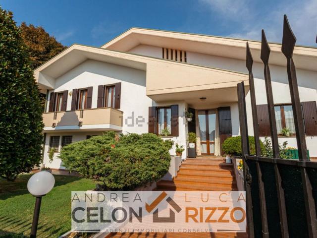 Case e ville in vendita di 217 m² in Via Levà