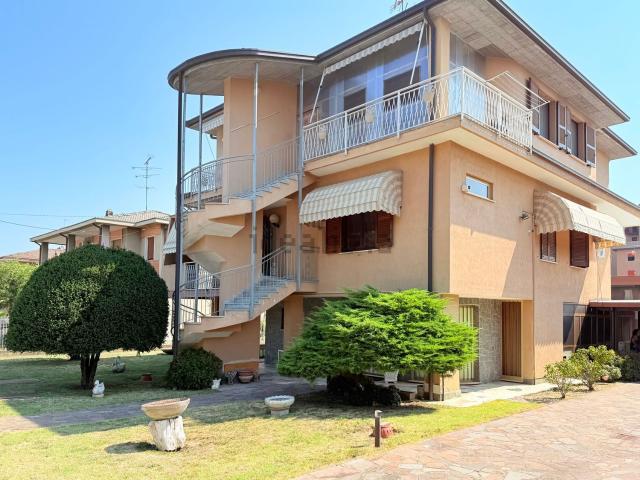 Case e ville in vendita di 360 m² in Via Luigi Barbieri, 72