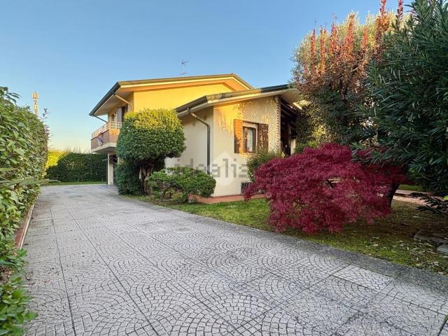 Case e ville in vendita di 217 m² in Via Trentino, 12