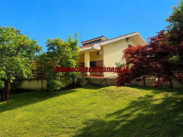 Case e ville in vendita di 218 m² in Via Capitancelli