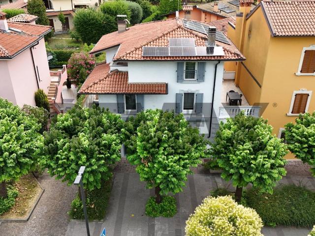 Case e ville in vendita di 218 m² in Via Antonio Locatelli, 97