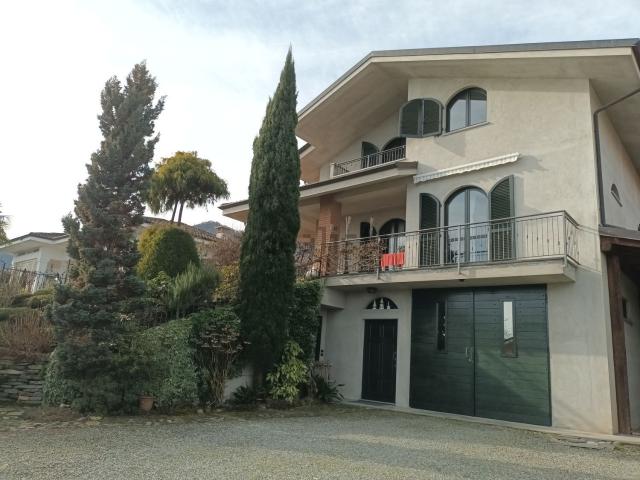 Case e ville in vendita di 218 m² in Via della Rocca, 109