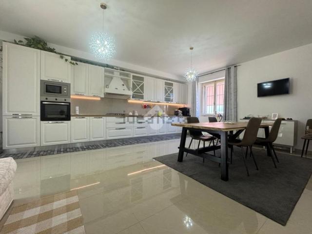 Case e ville in vendita di 218 m² in Via Due Ponti, 7