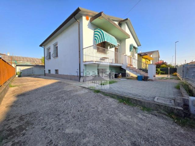Case e ville in vendita di 218 m² in Via F. Barbano, 5