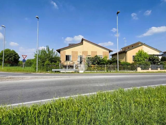Case e ville in vendita di 218 m² in Via Romana Zuccona, 194