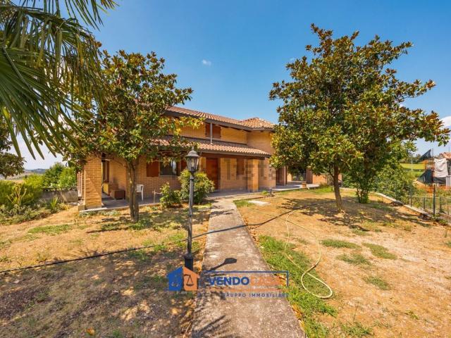 Case e ville in vendita di 218 m² in Strada Perrona, 3