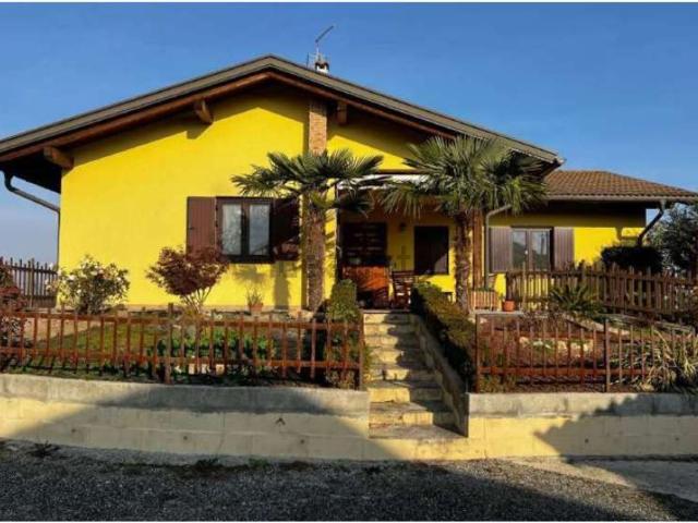 Case e ville in vendita di 219 m² in Via Amendola, 32