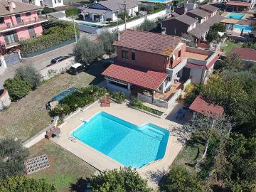 Case e ville in vendita di 219 m² in Via Seneca