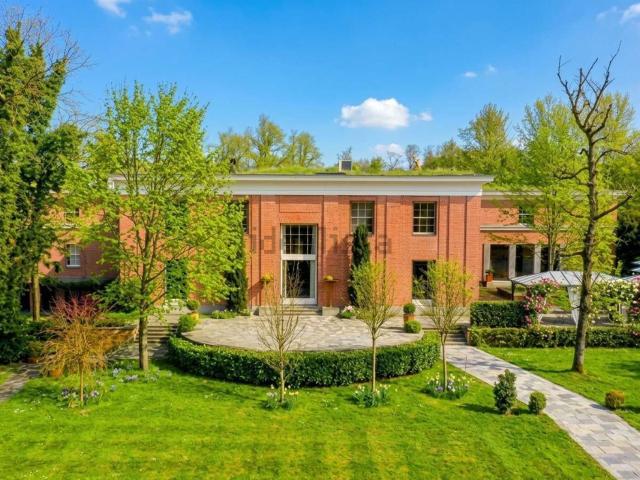 Case e ville in vendita di 2200 m² in Strada dei Ronchi, 110