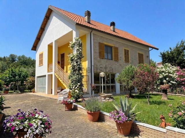 Case e ville in vendita di 220 m²