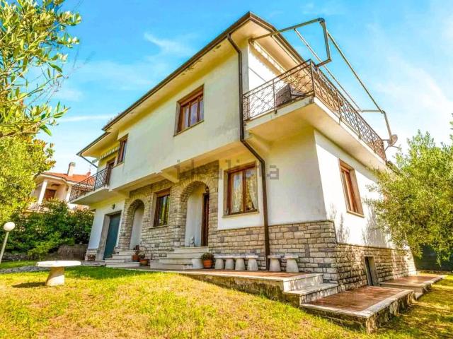 Case e ville in vendita di 220 m²