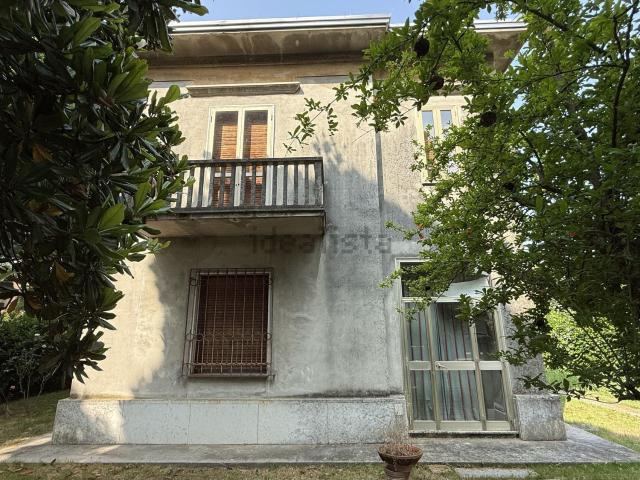 Case e ville in vendita di 220 m² in Via C. Battisti