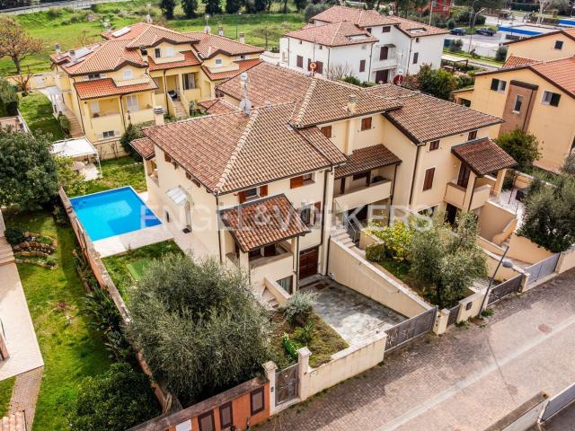 Case e ville in vendita di 220 m² in Via Carlo Guarnieri