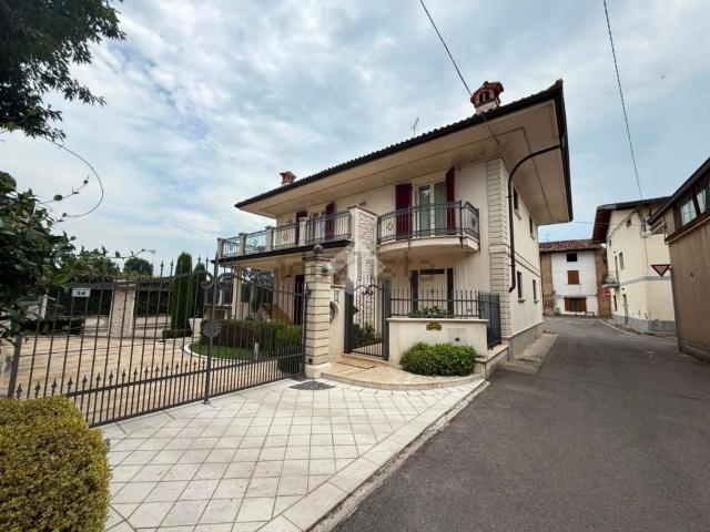 Case e ville in vendita di 220 m² in Via Carso, 28