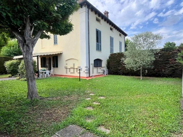 Case e ville in vendita di 220 m² in Via Casadio