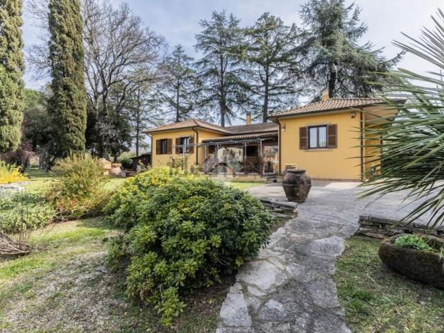 Case e ville in vendita di 220 m² in Via Cassia Botte