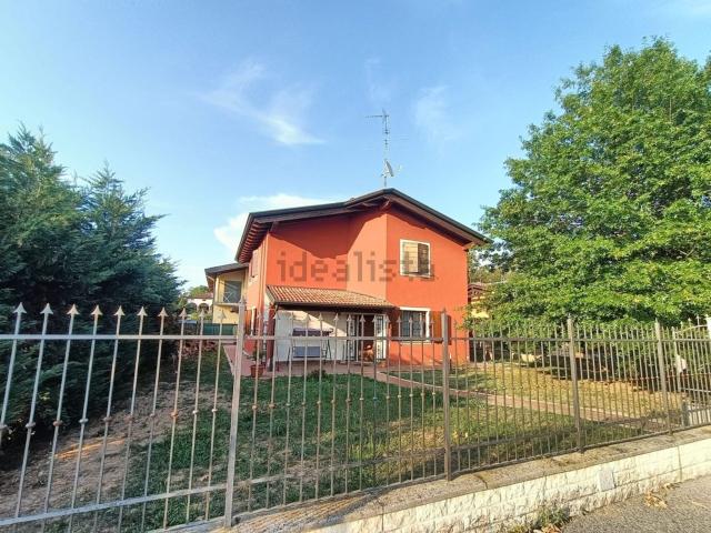 Case e ville in vendita di 220 m² in Via Castelleone, 58