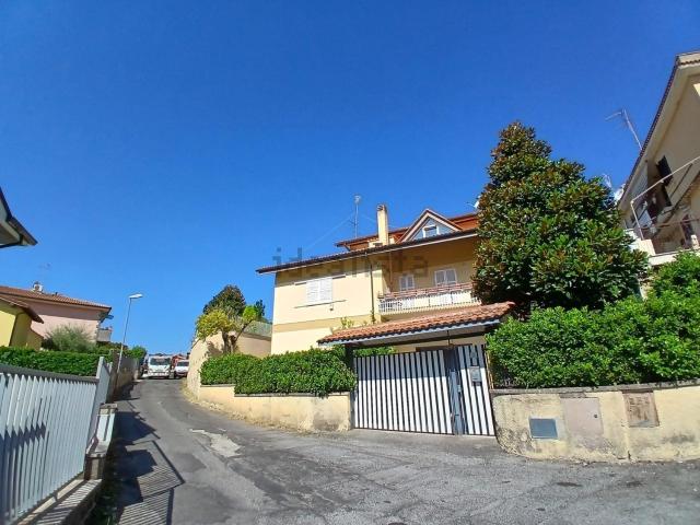 Case e ville in vendita di 220 m² in Via Ceciliana