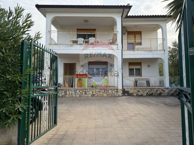 Case e ville in vendita di 220 m² in Via Chiesazza Sperone, 12