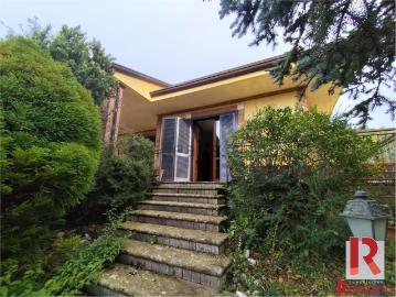 Case e ville in vendita di 220 m² in Via Abbatelle, 10