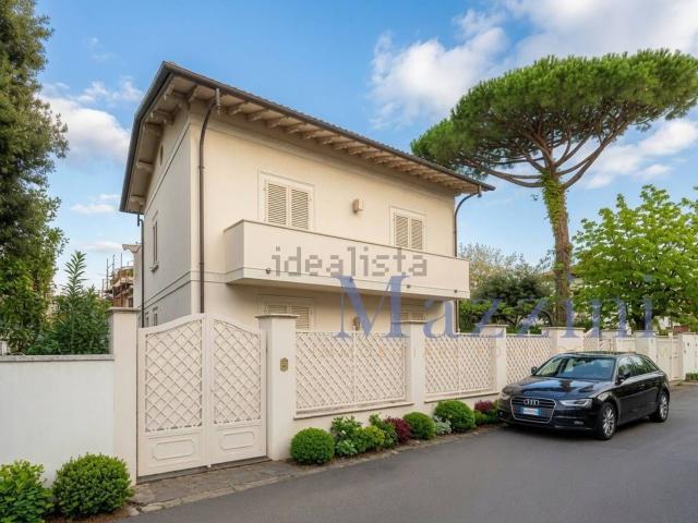 Case e ville in vendita di 220 m² in Via Alessandro Volta