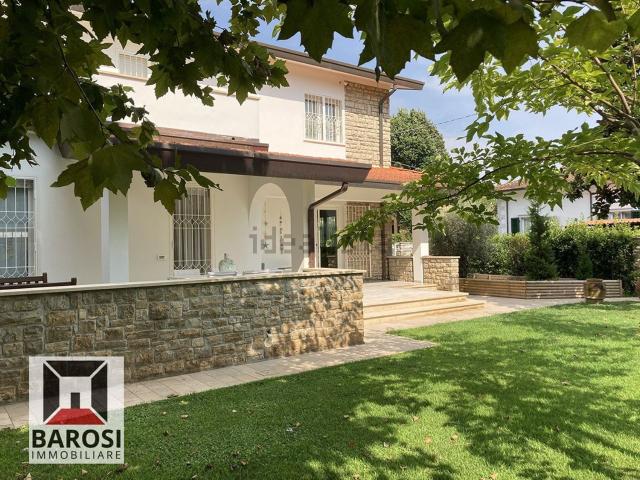 Case e ville in vendita di 220 m² in Via B. Croce, 11