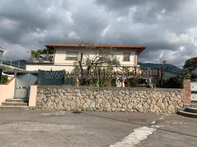 Case e ville in vendita di 220 m² in Via Bozzone