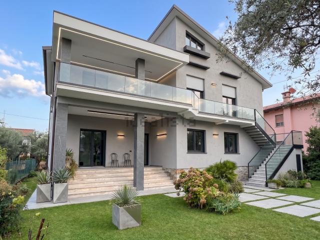 Case e ville in vendita di 220 m² in Via Baraglino