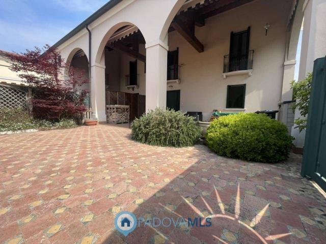 Case e ville in vendita di 220 m² in Via Belle Putte, 3
