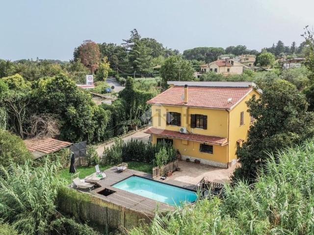 Case e ville in vendita di 220 m² in Via Braccianese Claudia, 44