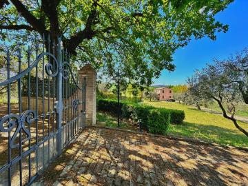 Case e ville in vendita di 220 m² in Via Brasco