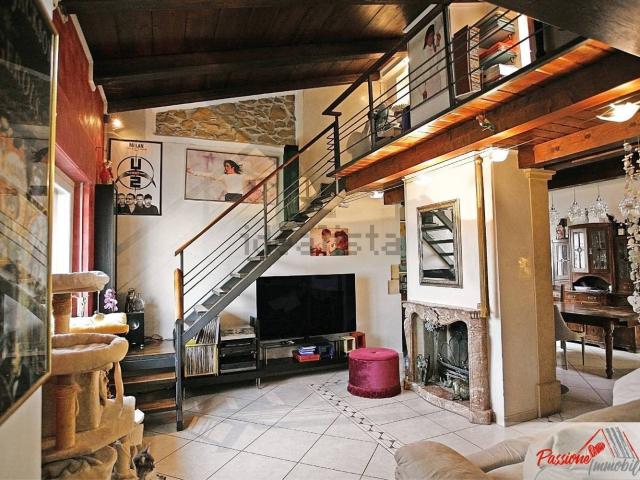 Case e ville in vendita di 220 m² in Via Bussolengo, 15