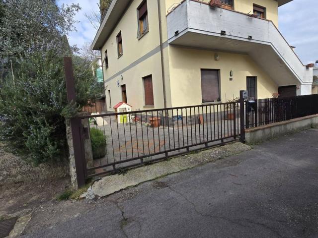 Case e ville in vendita di 220 m² in Via G. Deledda