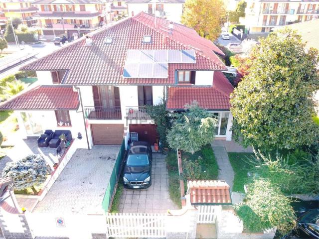 Case e ville in vendita di 220 m² in Via G. Donizetti, 23