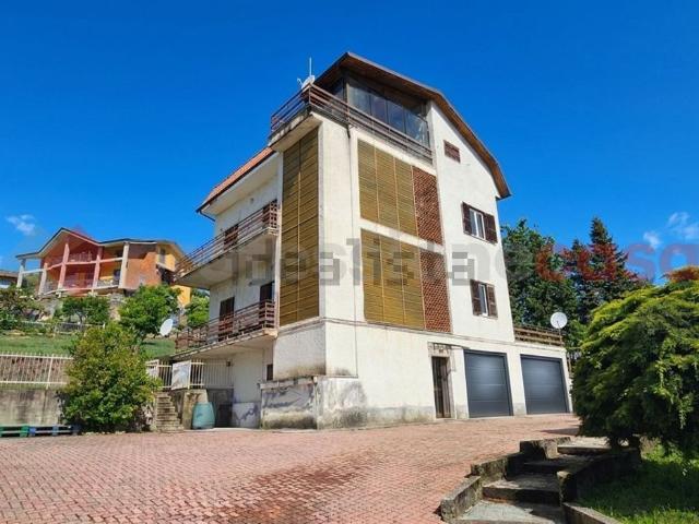 Case e ville in vendita di 220 m² in Via G. Marconi, 3