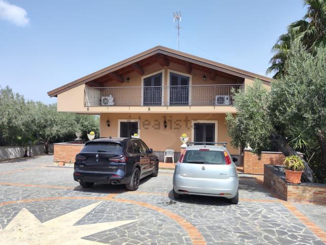Case e ville in vendita di 220 m² in Via Giubileo 2000