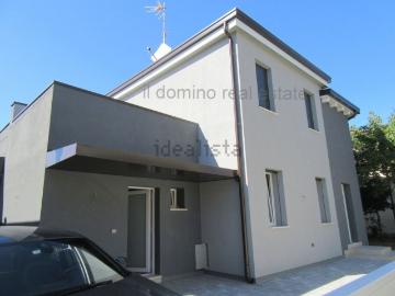 Case e ville in vendita di 220 m² in Via Giuseppe Orus