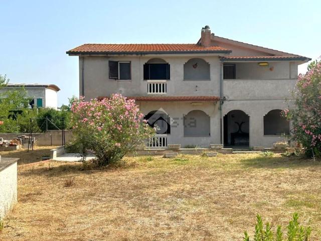 Case e ville in vendita di 220 m² in Via Giannutri, 4