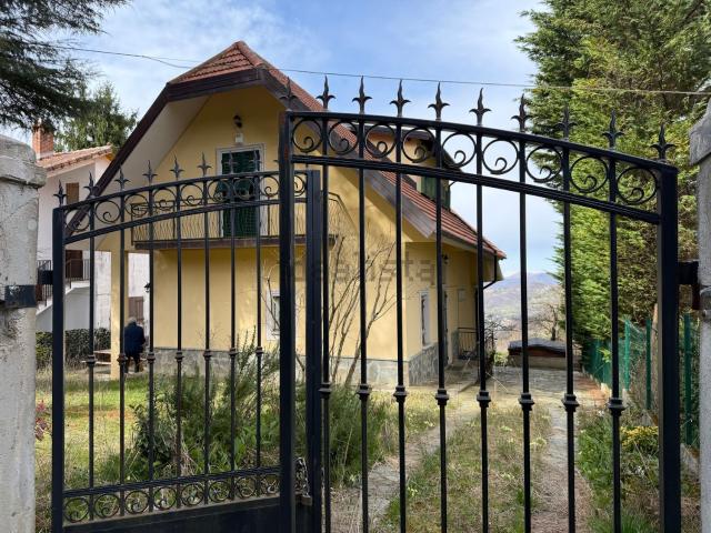 Case e ville in vendita di 220 m² in Via degli Alpini