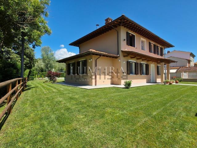 Case e ville in vendita di 220 m² in Via dei Centoni
