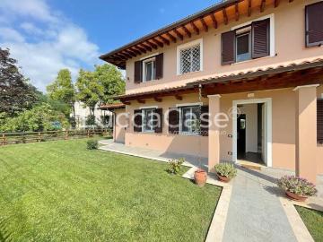 Case e ville in vendita di 220 m² in Via dei Francesconi, 111