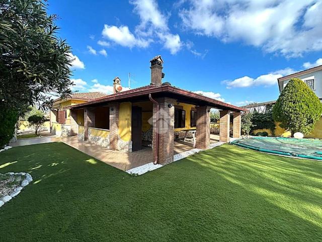Case e ville in vendita di 220 m² in Via dei Ranuncoli, 22