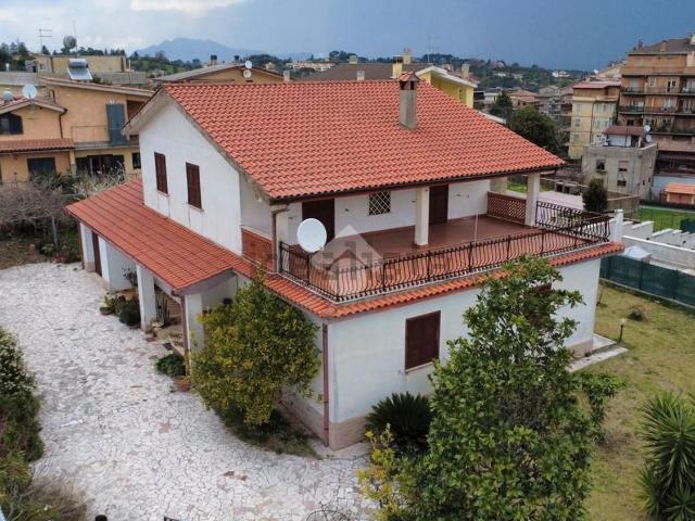 Case e ville in vendita di 220 m² in Via dei Villini