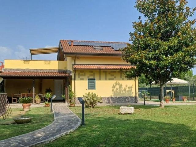 Case e ville in vendita di 220 m² in Via del Macchione
