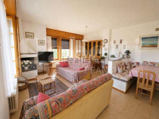 Case e ville in vendita di 220 m² in Via del Nespolo