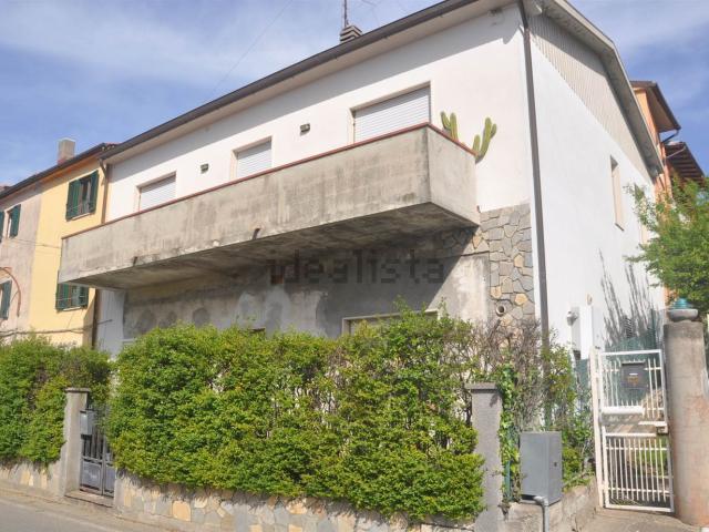Case e ville in vendita di 220 m² in Via del Commercio