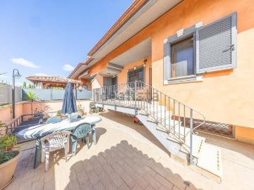 Case e ville in vendita di 220 m² in Via del Fosso dell&apos Osa, 476