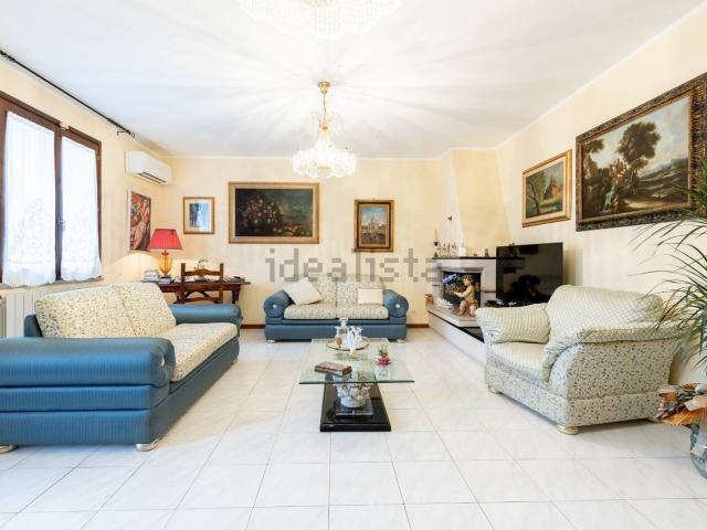 Case e ville in vendita di 220 m² in Via della Chiusa