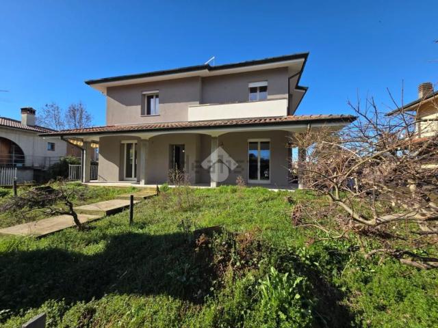 Case e ville in vendita di 220 m² in Via della Malpensata, 25