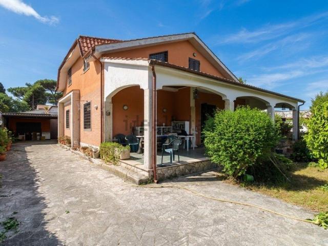 Case e ville in vendita di 220 m² in Via delle Acacie, 22